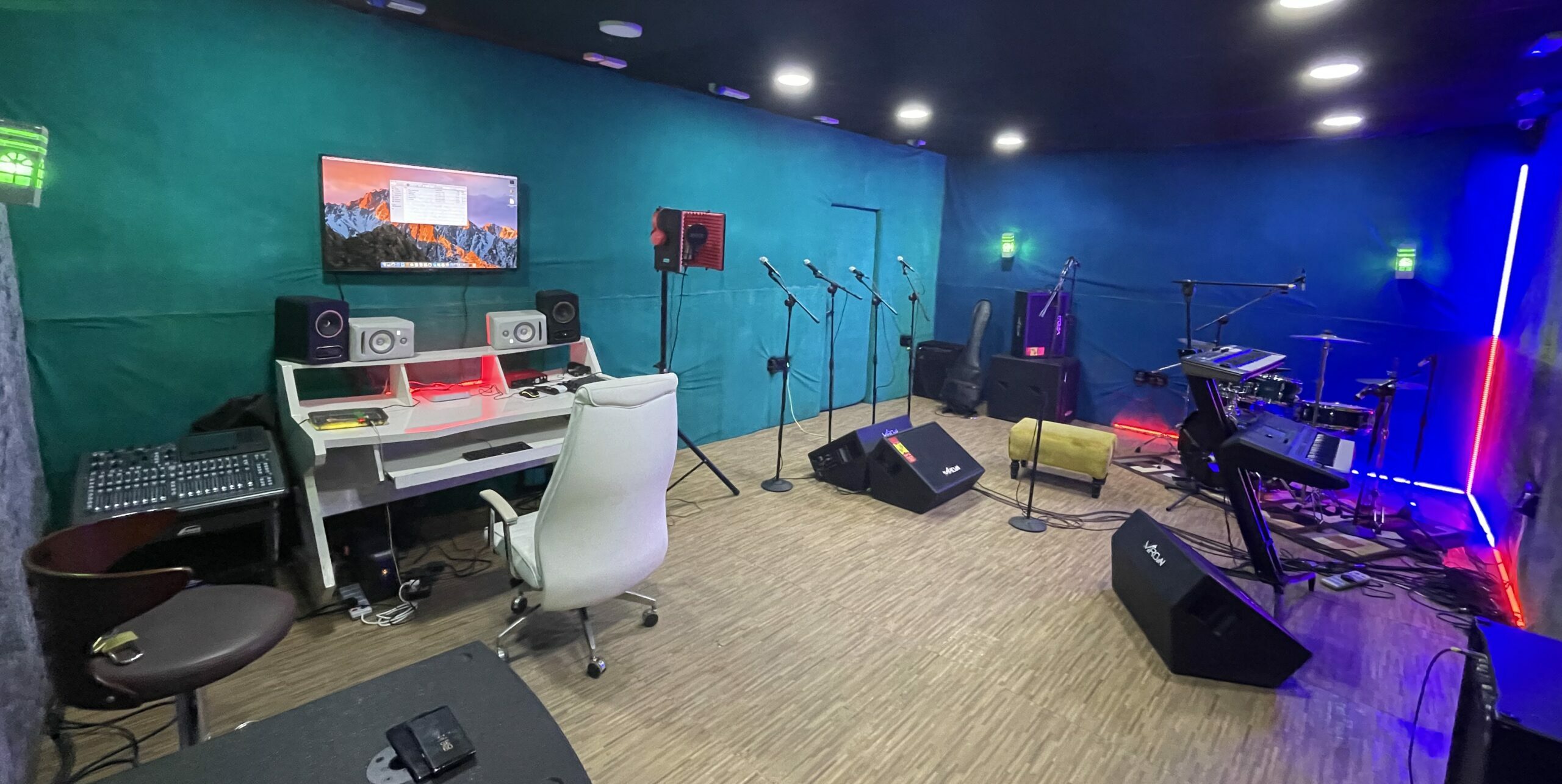 hitbrosent Studio interrior hitbrosent Studio interrior